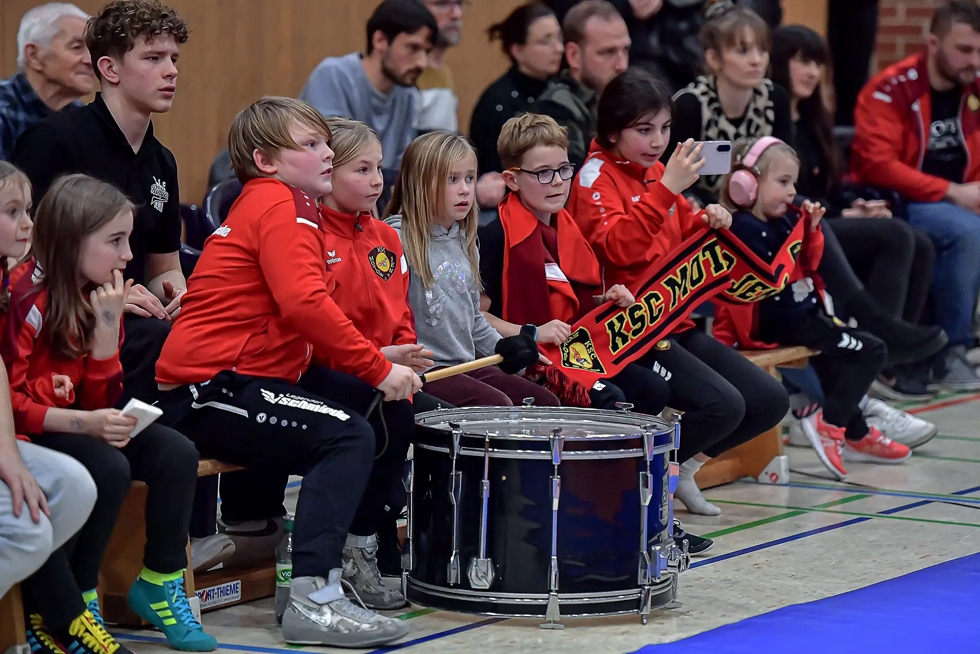 Mitglieder des KSC feuern beim Wettkampf an