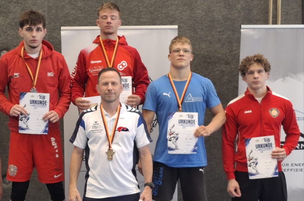 Fabian Wächter (rechts) bei der Siegerehrung des Hohentwiel Cups 2026 in Singen